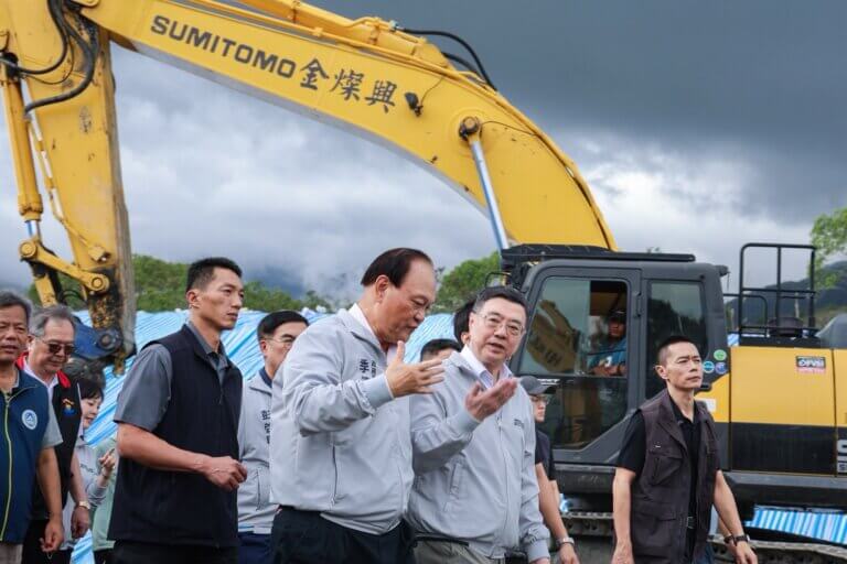 Read more about the article 視察花蓮災區環境清理及垃圾暫置場情形 卓揆：積極媒合公私部門 有效分類及再利用廢棄物