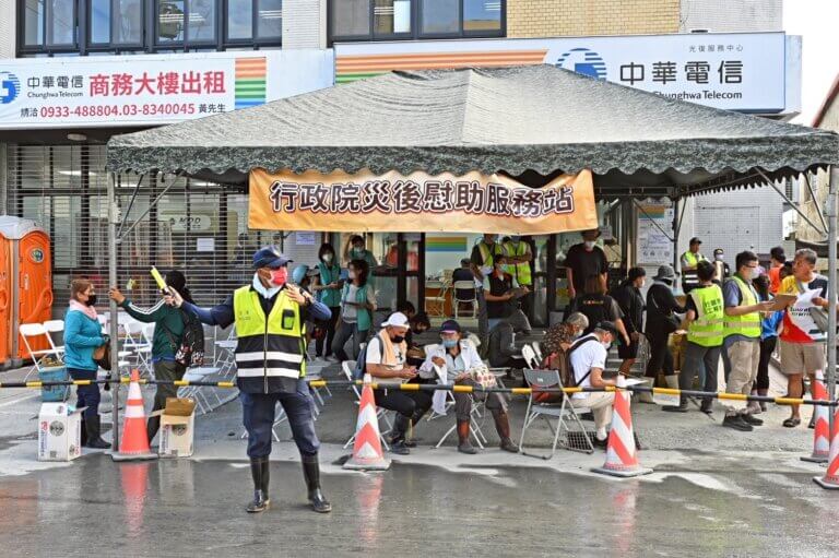 Read more about the article 行政院災後慰助一站式服務 首日服務逾1,800人次 慰助金最快明日啟動撥款