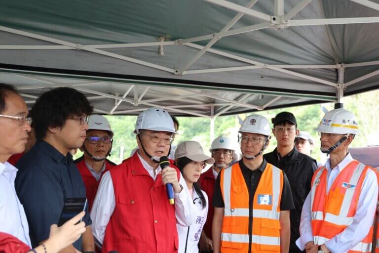 Read more about the article 卓揆赴花蓮視察馬太鞍溪橋搶災情形 要求公路局做好安全維護工作 依短、中、長期計畫推動橋梁修復工程