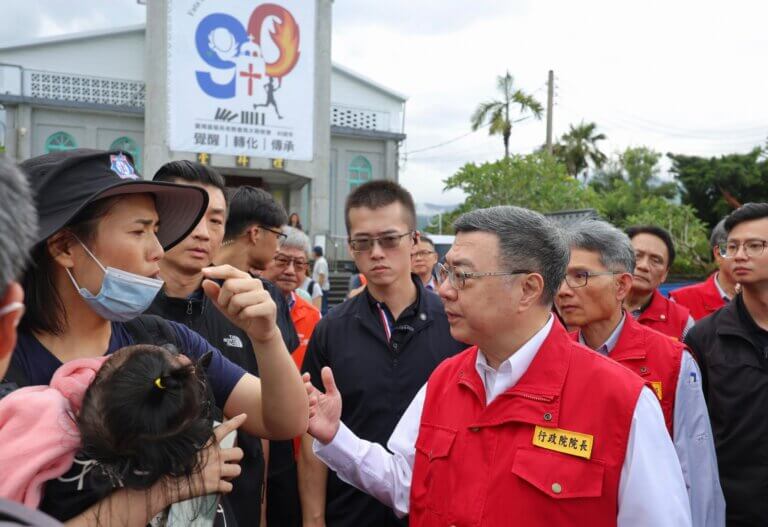 Read more about the article 卓揆赴花蓮勘災 要求確保民生用藥、重要物資供應無虞，並儘速搶修部分地區通訊服務