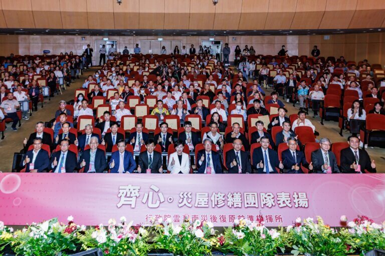 Read more about the article 290家廠商相助重建 行政院感謝守護家園